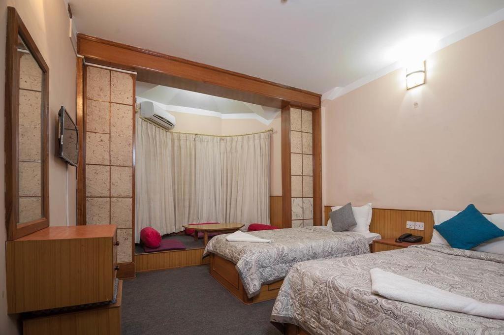 Hotel Candle Inn Pokhara Ngoại thất bức ảnh